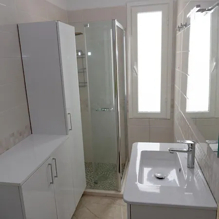 Iona 1 Apartment